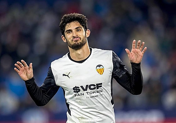 Guedes celebrando un gol con el Valencia.