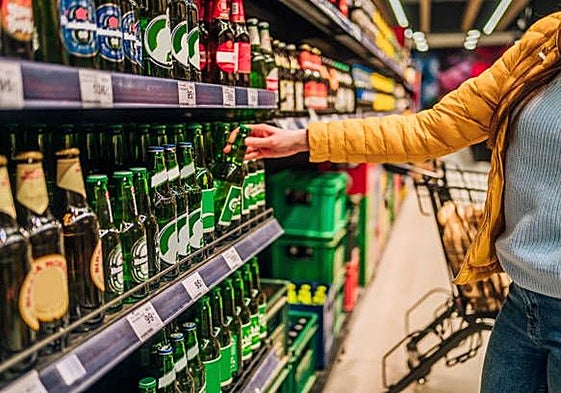 Pasillo de la cerveza de un supermercado.