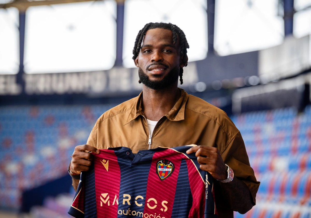 Koyalipou posando con la camiseta granota.