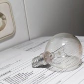 Factura de la luz junto a una bombilla.