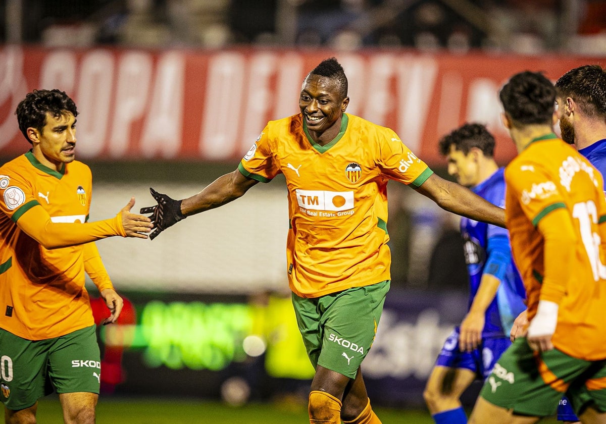 Sadiq celebra un gol con el Valencia.