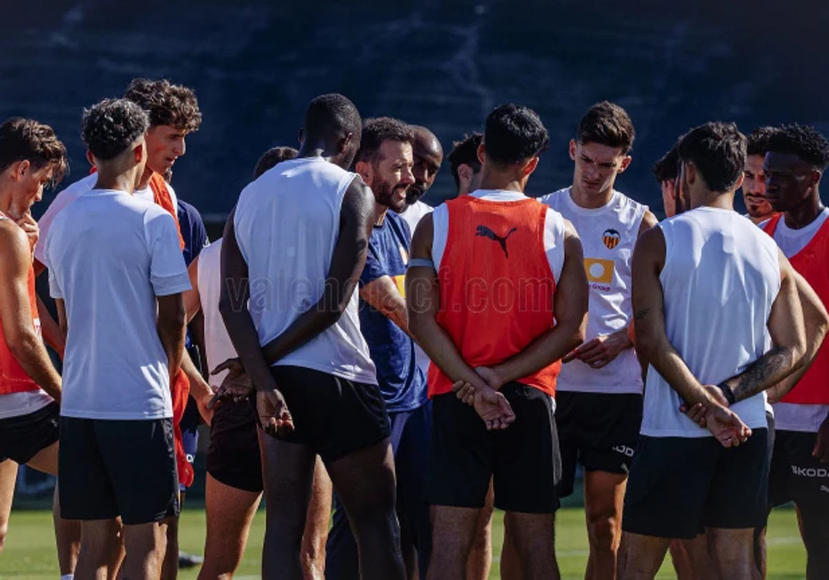 Corberán dando instrucciones durante un entrenamiento.