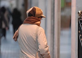 Una mujer se protege del frío.