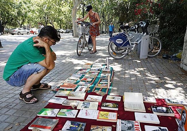 Juan Antonio, el librero callejero de Blasco Ibáñez