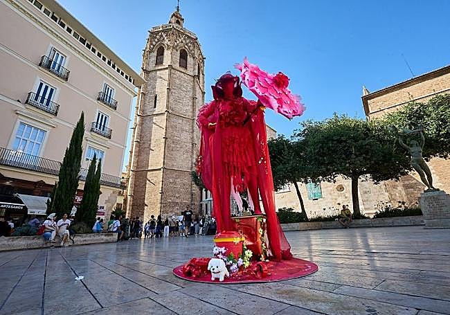 Polo, la estatua humana de la Plaza de la Reina