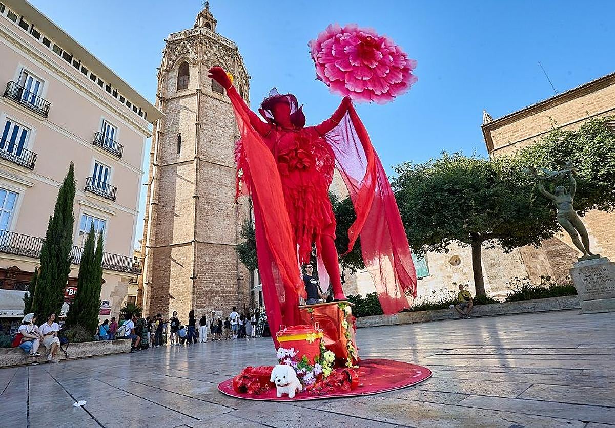 Polo, la estatua humana de la Plaza de la Reina