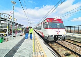 Un tren en una estación valenciana.