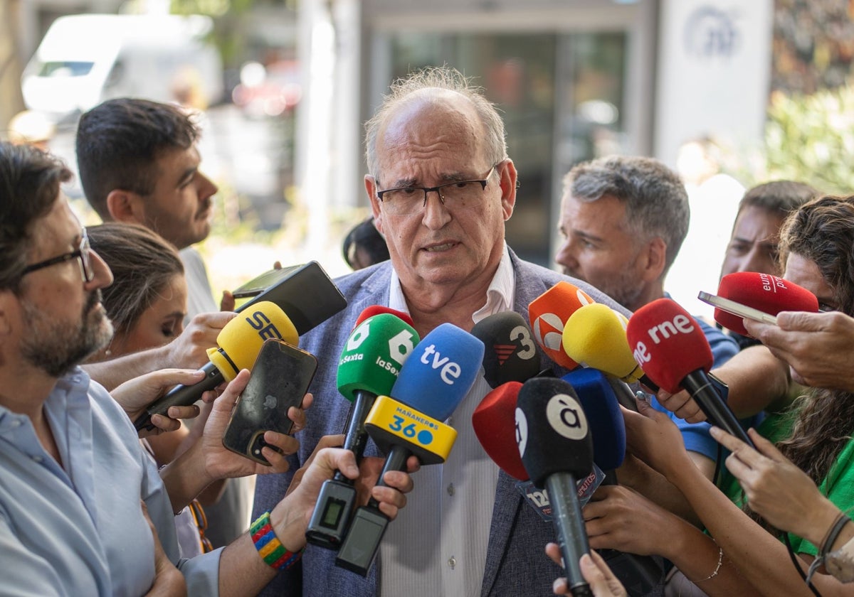 El presidente de SOS Desaparecidos, Joaquín Amills, tras su reunión con Feijóo.