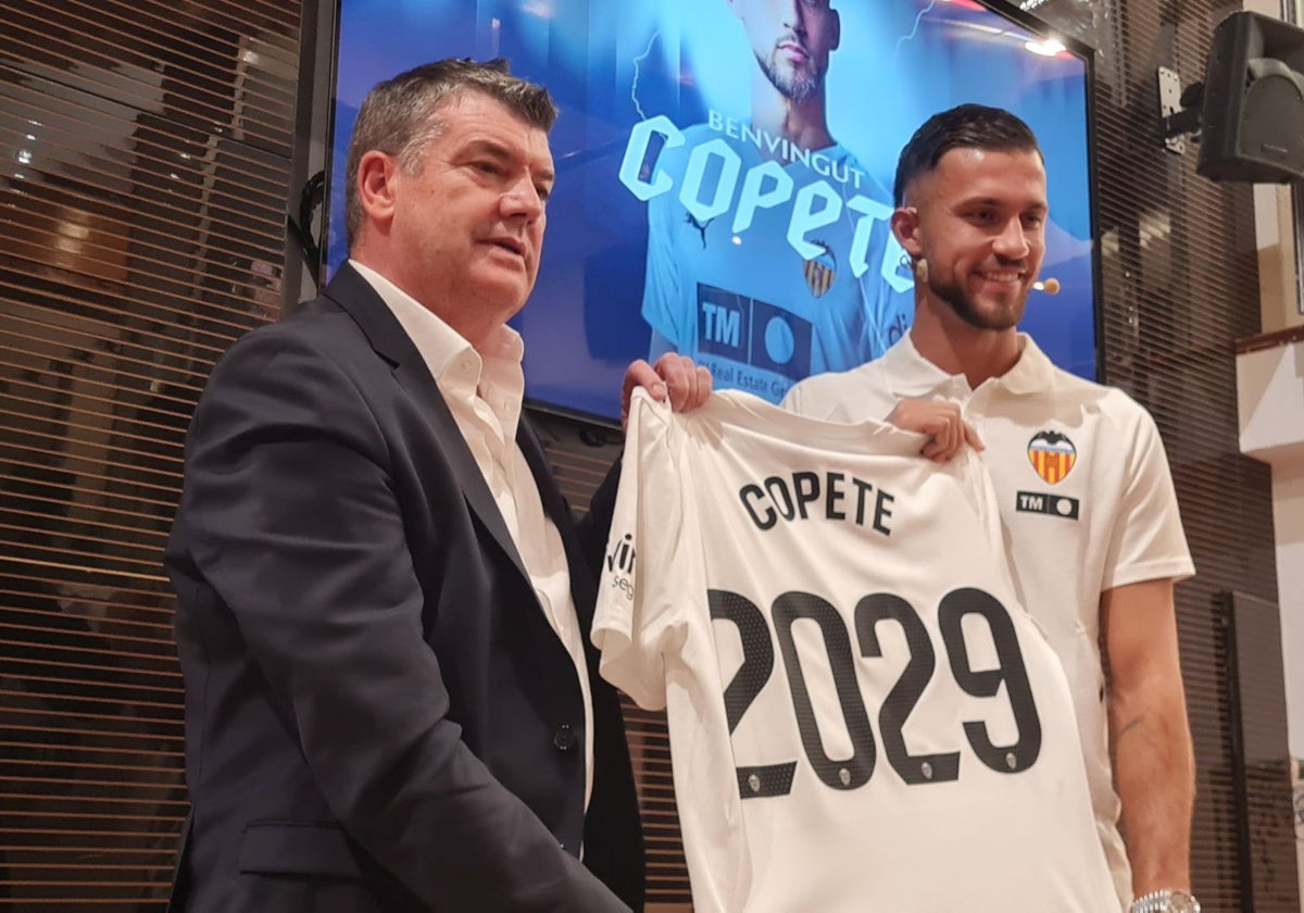 Ron Gourlay le entrega a Copete la camiseta.