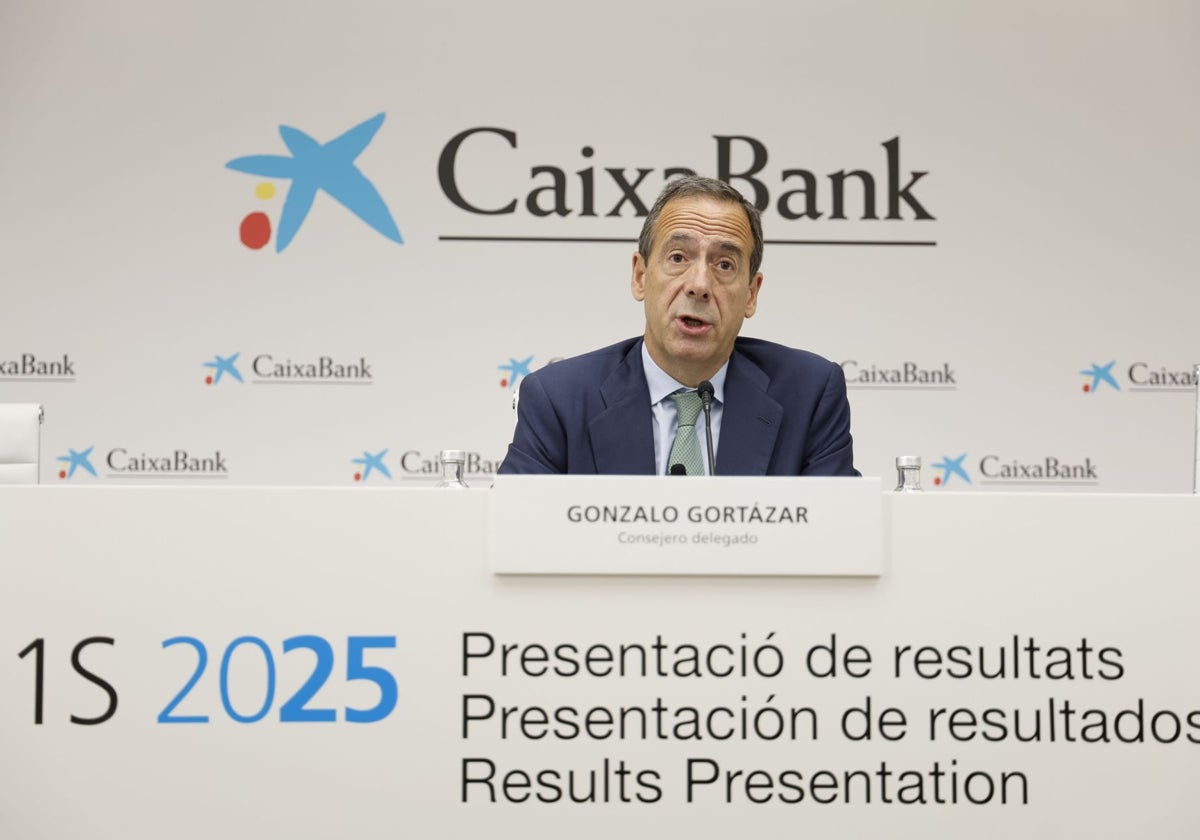 Gonzalo Gortázar, durante la rueda de prensa de CaixaBank en Valencia.
