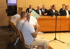 Los acusados del asesinato por encargo de un traficante en Favara.