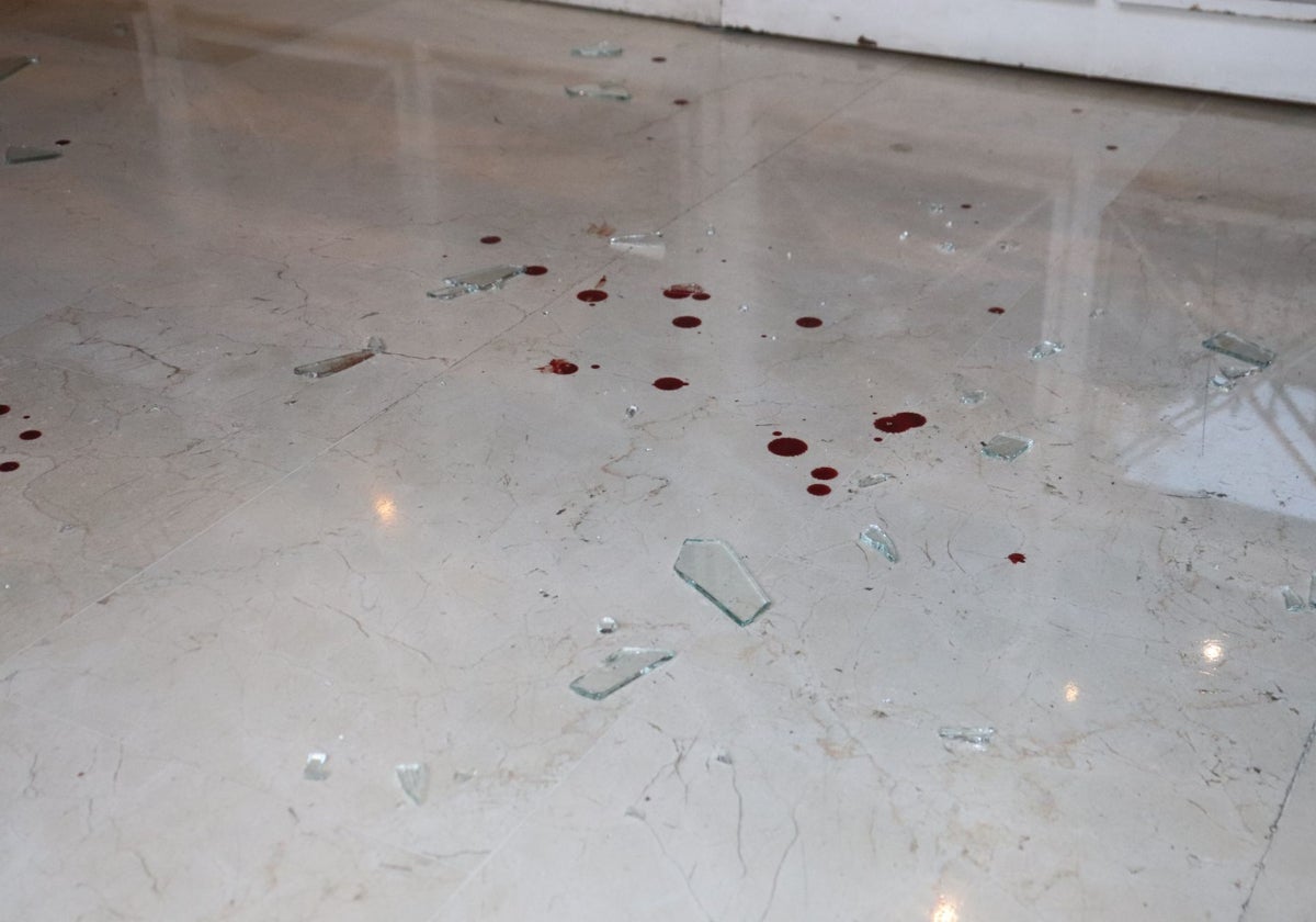 Restos de sangre y cristales rotos tras el atraco frustrado en Valencia.