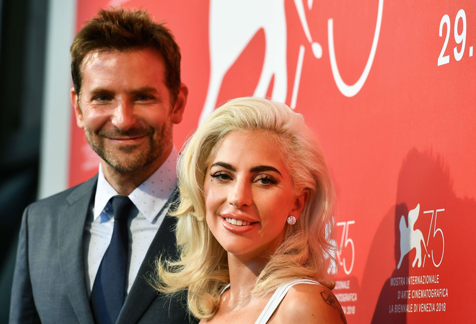 Lady Gaga y Bradley Cooper en la alfombra roja