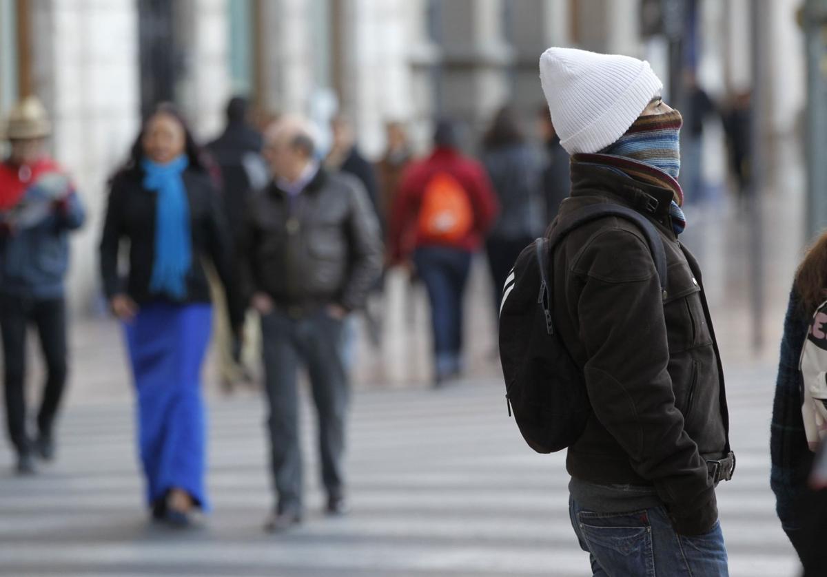 Un hombre se protege del frío.