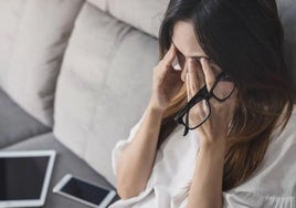 Una mujer habla consigo misma.