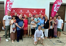Autoridades y asistentes a la presentación, junto con el autor del libro en la calle de galotxa de l'Eliana.