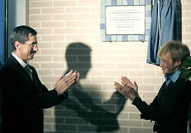 La sombra de José María Ángel y Fernández de la Vega en un acto en l'Eliana.