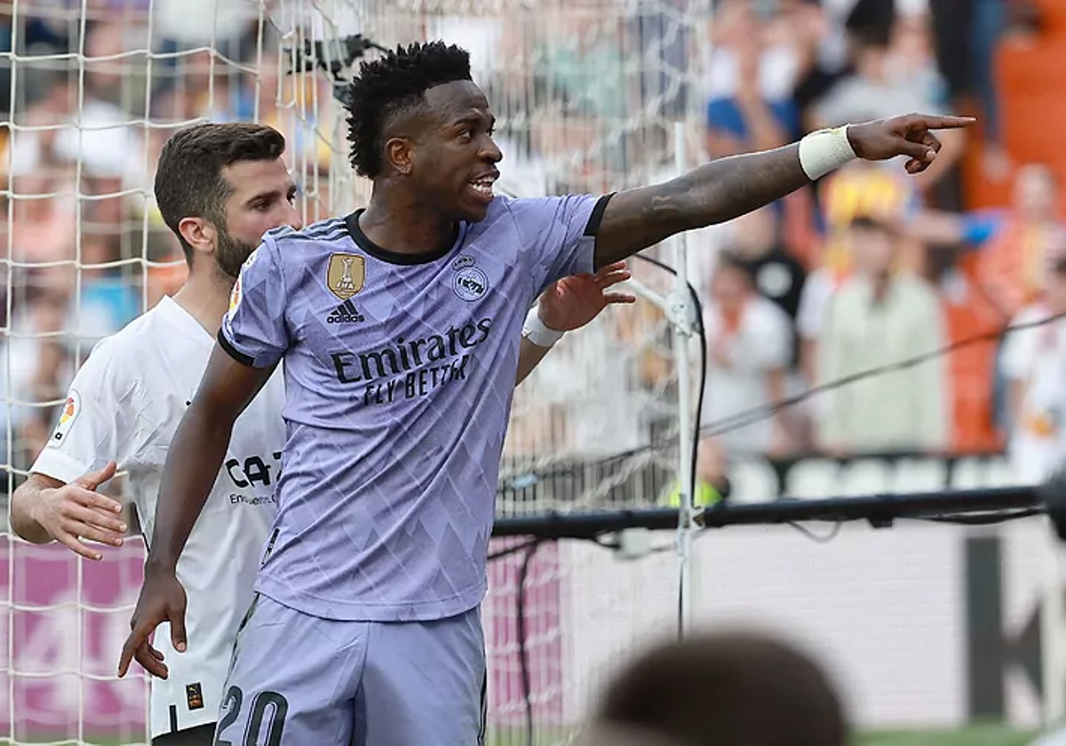 Vinicius señalando al aficionado que le dirigió gestos racistas.