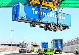 Transporte de un semirremolque hasta la plataforma ferroviaria en el puerto de Valencia.