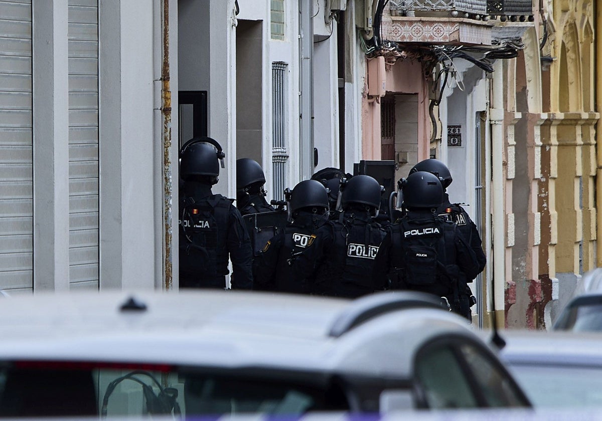 Agentes de los GOES antes de irrumpir en el inmueble donde creían que estaba atrincherado el autor de los disparos.