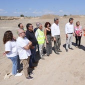El presidente Marzón y la alcaldesa de Picassent, Conxa García, este jueves en la explanada de la planta clausurada.