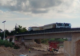 Prueba de carga este jueves en el puente de la CV-50 en Cheste.