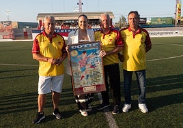 Ruth García posando con un cartel conmemorativa antes de la final del COTIF.