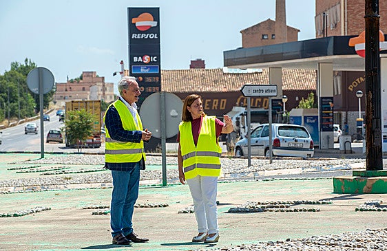 El alcalde de Utiel con la diputada de Carreteras.