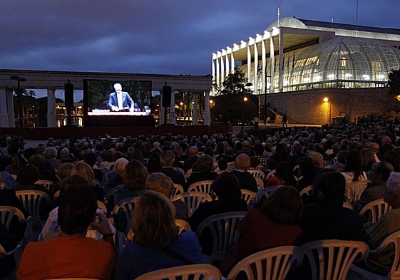 Vista general del público frente a la pantalla gigante en el jardín del Palau de la Música.