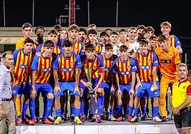 El Juvenil A del Valencia con el trofeo de subcampeón del COTIF 2025.