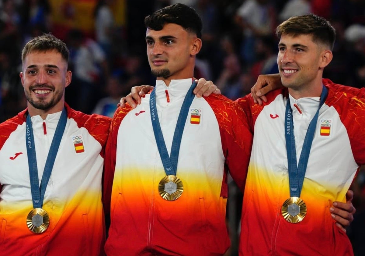 Marc Pubill junto a Arnau Tenas y Juan Miranda con sus medallas de oro olímpicas.