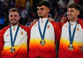 Marc Pubill junto a Arnau Tenas y Juan Miranda con sus medallas de oro olímpicas.