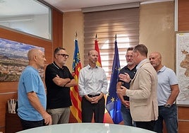 El alcalde Raga habla con representantes de Corporación F. Turia y de las asociaciones vecinales.