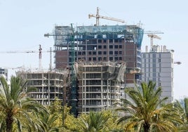 Un edificio en construcción en el barrio de Malilla.