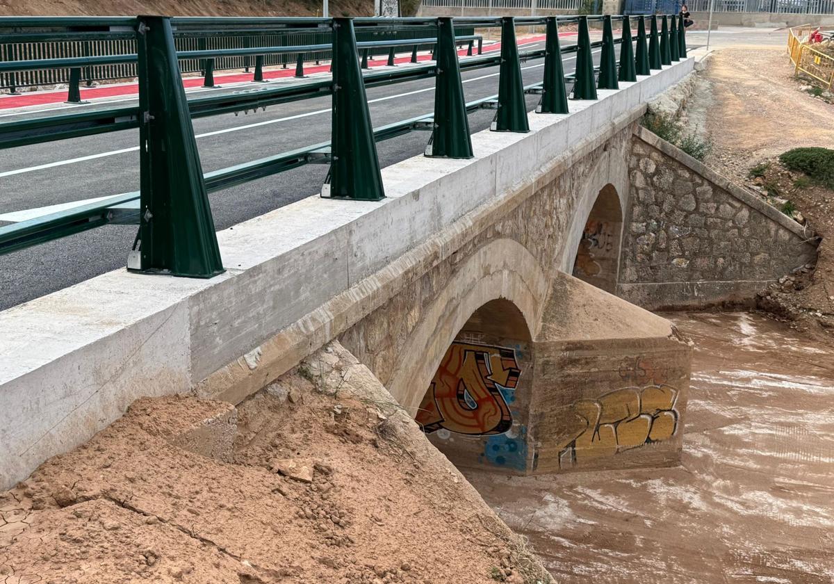 Puente de Loriguilla sobre el Pozalet.