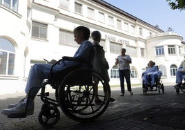 Pacientes y familiares en el hospital Padre Jofré.