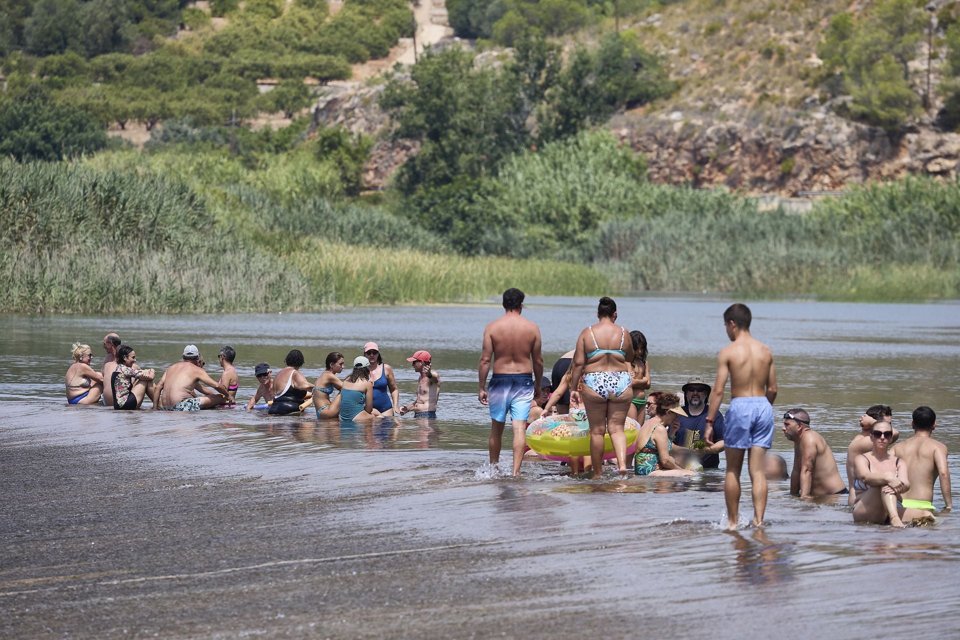 Aglomeraciones para darse un chapuzón en el azud de Antella.