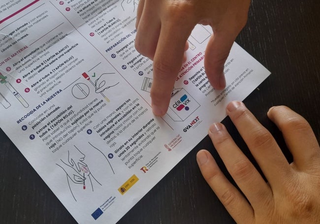 Una destinataria de la prueba señala la parte de las instrucciones donde detalla cómo introducir el escobillón.