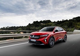Con 4,71 metros y una configuración SUV coupé, el Rafale recurre a la tecnología híbrida con dos versiones de 200 y 300 CV.