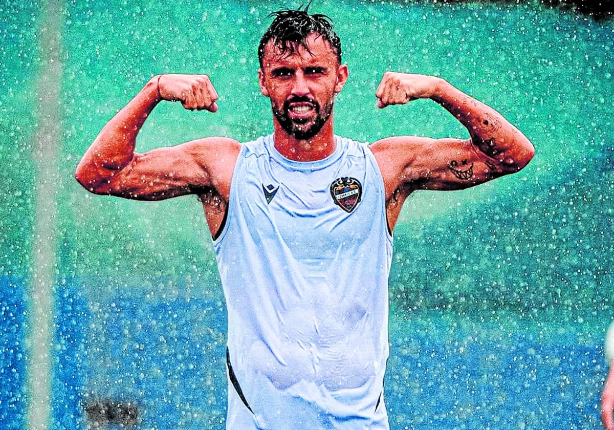 Óscar Clemente, durante un entrenamiento del Levante.
