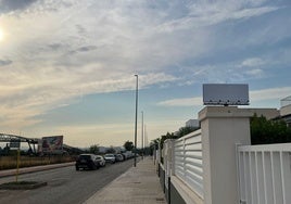 Panel ahora pintado en blanco donde se exhibía la reivindicación de 'Hazte oír'.