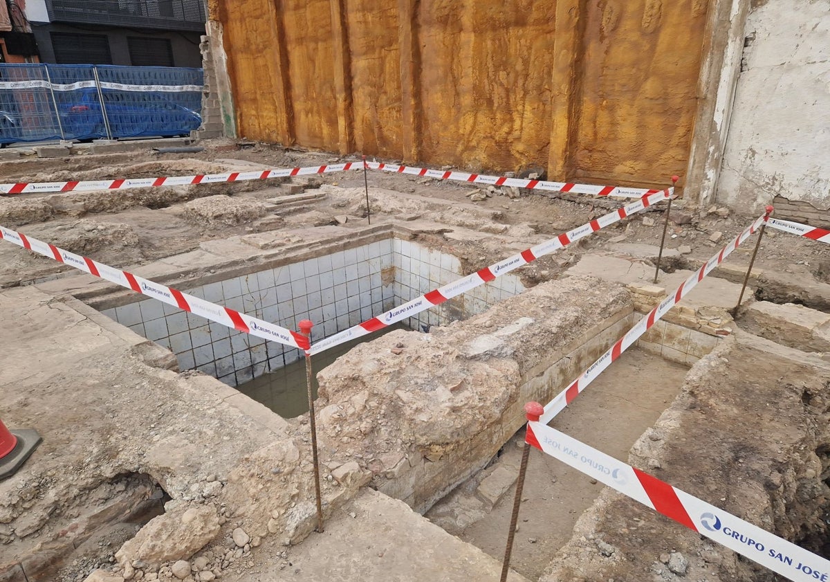 Imagen principal - Trabajos de arqueología en la calle Bello.