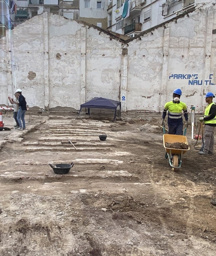 Imagen secundaria 2 - Trabajos de arqueología en la calle Bello.