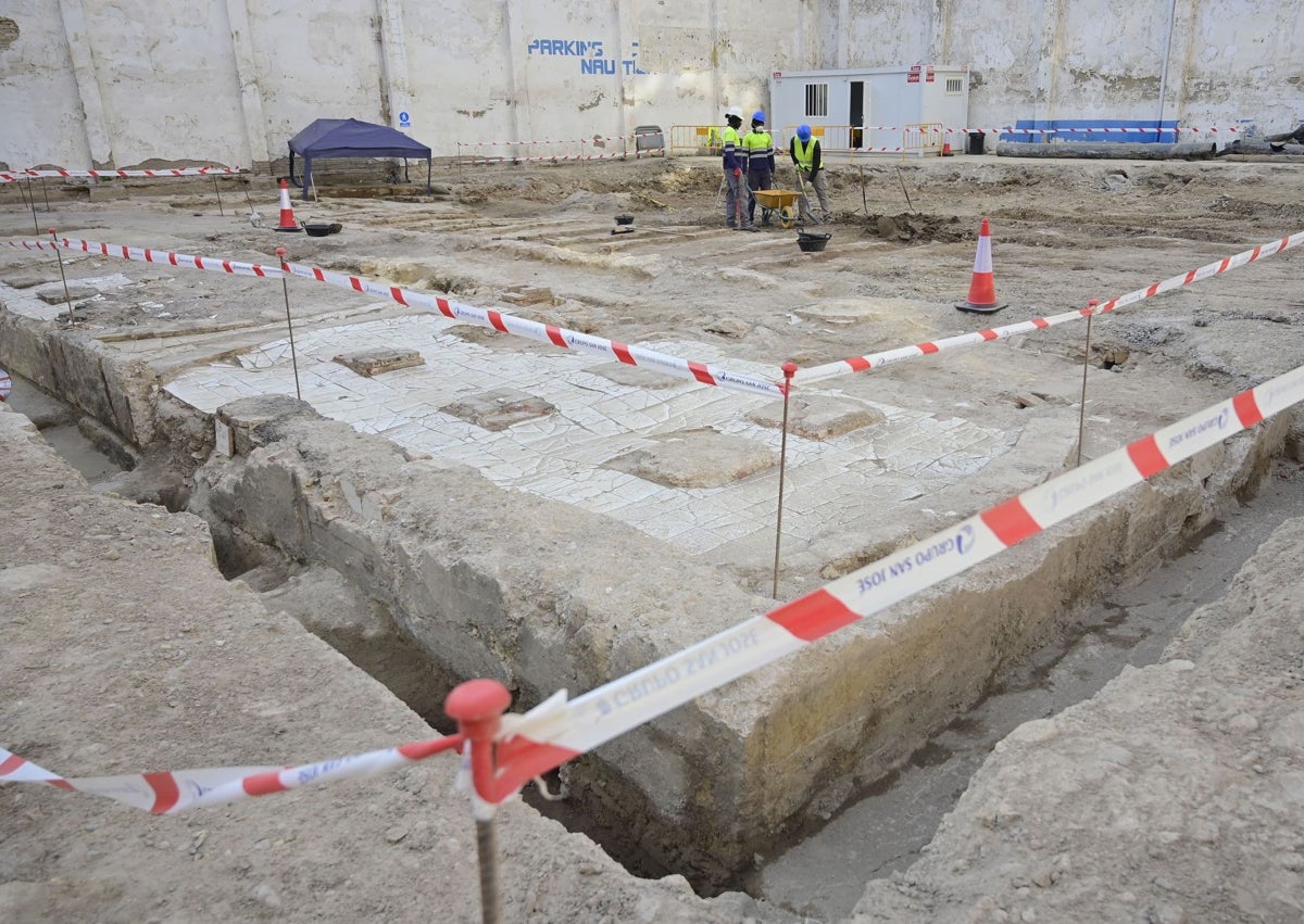 Imagen secundaria 1 - Balsas de fermentación y zona de prensado de la uva.