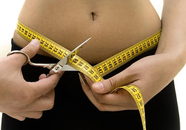 Una mujer mide su cintura, imagen de recurso.