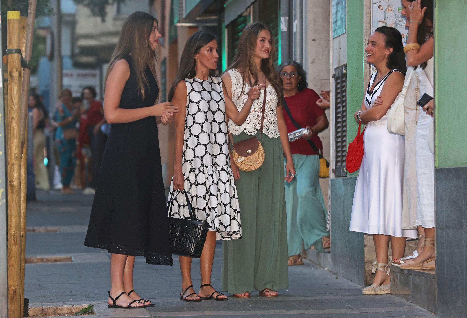 La Familia Real saliendo del cine Rivoli en Plama de Mallorca