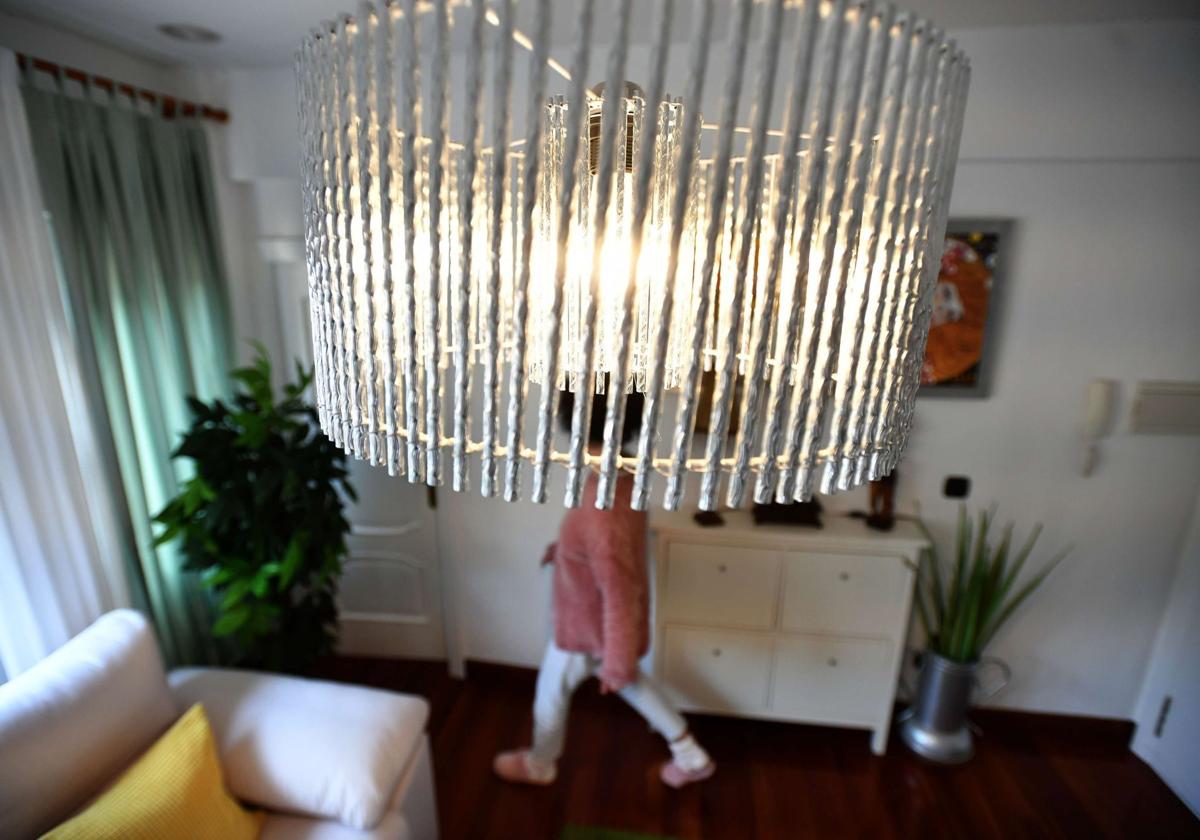 Lámpara encendida en el salón de una vivienda.