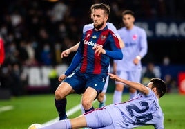 Miramón disputando un balón frente a Eric García.