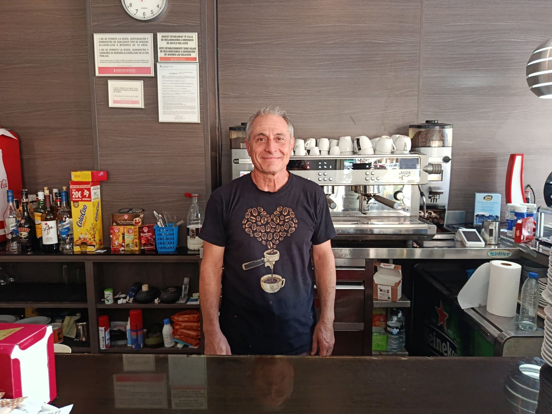 Imagen secundaria 2 - La cafetería y su dueño.