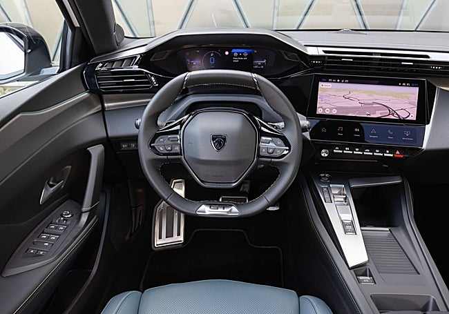 Volante de reducidas dimensiones con el diseño 'i-cockpit' ya conocido de Peugeot.